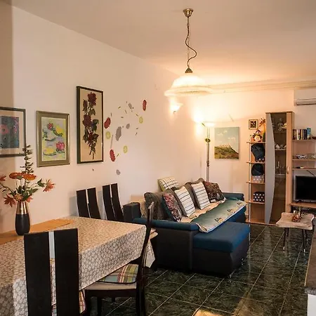 Lori Apartment *