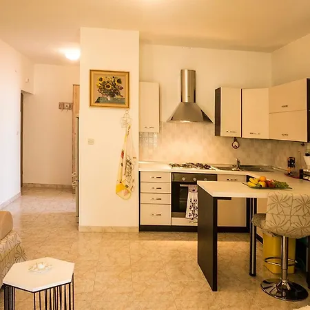 Lori Apartment *